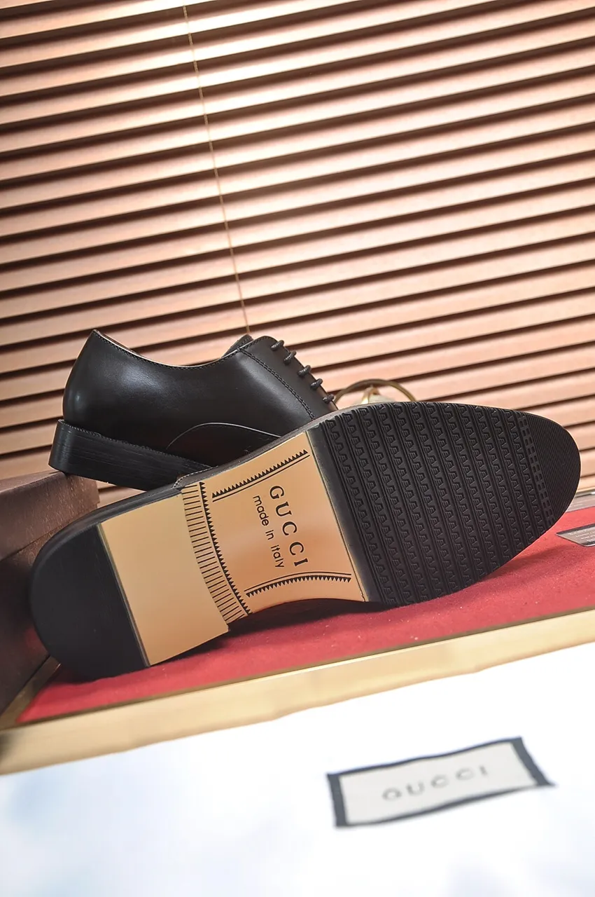 Men's shoes💰440💶Italy's top luxury men's shoe giant [GUCCI] (cowhide lining) has a new arrival🍃Original European style🔰 Pleasant to the eye😍In order to make the shoes more durable and non-deformable🌀The production continues to follow traditional methods but there is still no lack of innovation💪The original cowhide is chosen for the leather♻️ Smooth, natural and extra bright⭐Made of imported cowhide The rich man’s first choice 38-45 (45 customized)